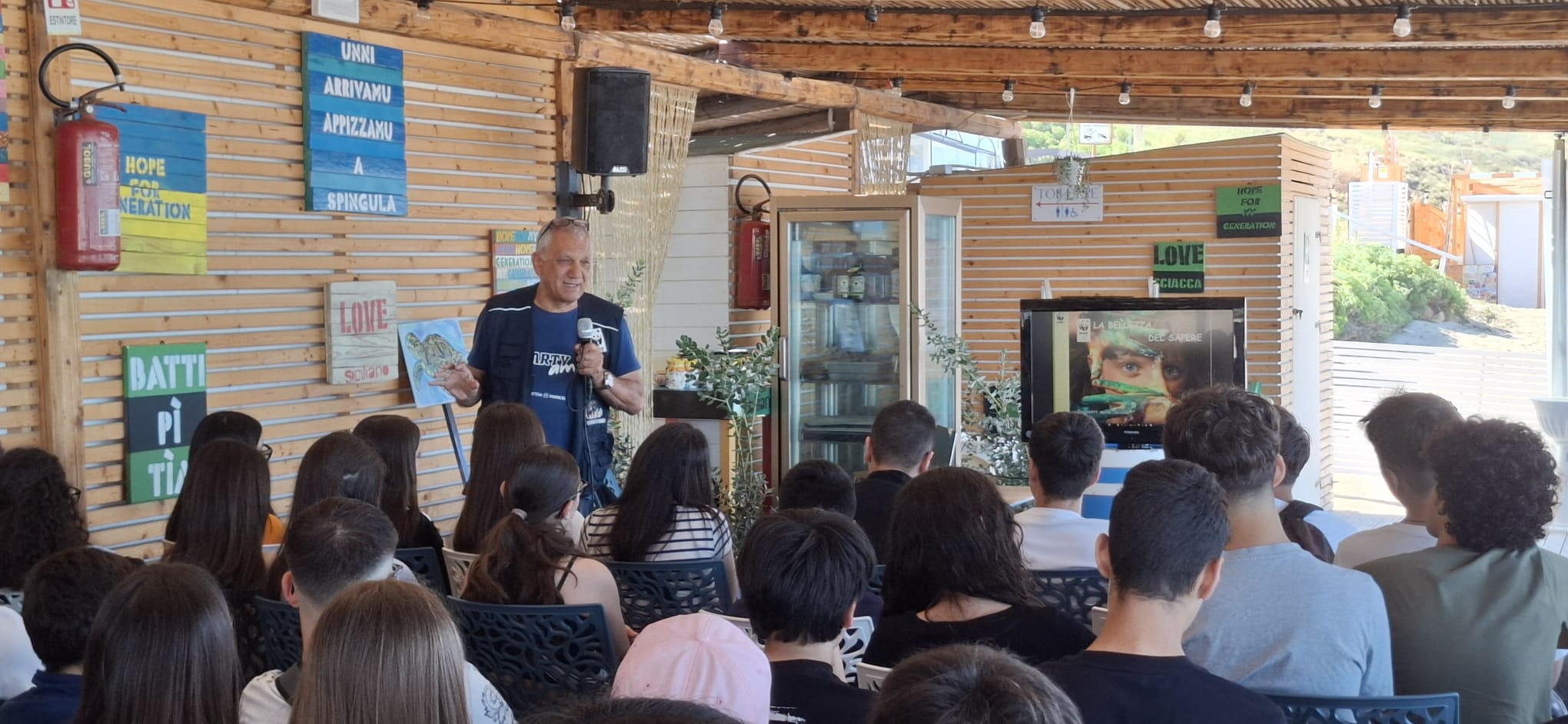 Lezione di educazione ambientale all’aperto nella spiaggia di San Marco per gli alunni della Scuola Secondaria di Primo Grado A. Inveges